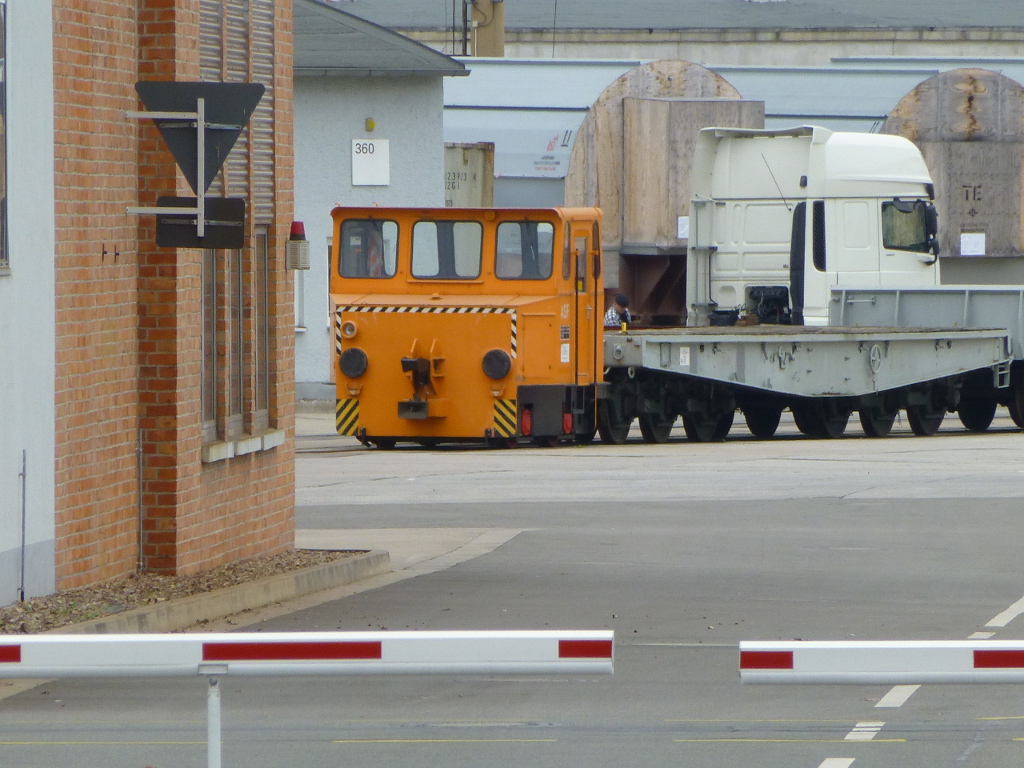 Dieses ASF ist in Erfurt bei Siemens im werksinternen Verkehr im Einsatz, am 5.11.14 stand es gut sichtbar auf dem Firmenhof. Obwohl die Gleise noch mit dem allgemeinen Schienennetz vebunden sind, scheint es hchstens noch sehr sporadisch berfhrungen zu geben.