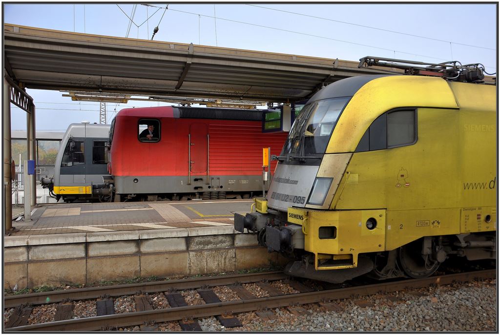 Dieses Stelldichein gibt es nur noch bis zum Fahrplanwechsel im Dezember in Naumburg Hbf zu sehen. Burgenlandbahn 672 916 als RB 34872 (Naumburg Ost - Wangen) DB 143 xxx mit der RB 16509 nach Saalfeld und die DB 182 595 mit RB 16314 (Halle (S) Hbf - Eisenach), am 27.10.2015. (Foto: Herbert Graf)