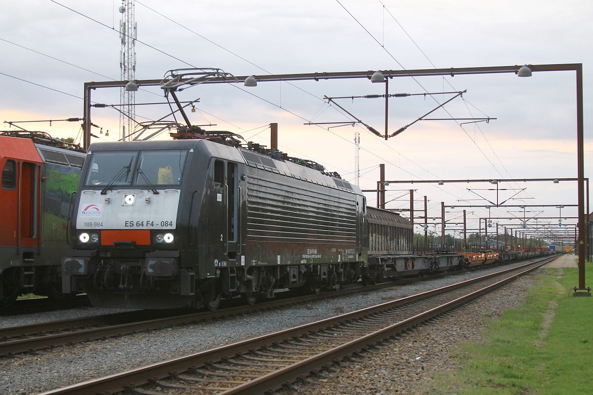 Dispolok/TXL 189-984 hat um 20.30 Uhr - kurz vor Sonnenuntergang - einen KLV Zug bernommen, Pattburg 17.08.2023  