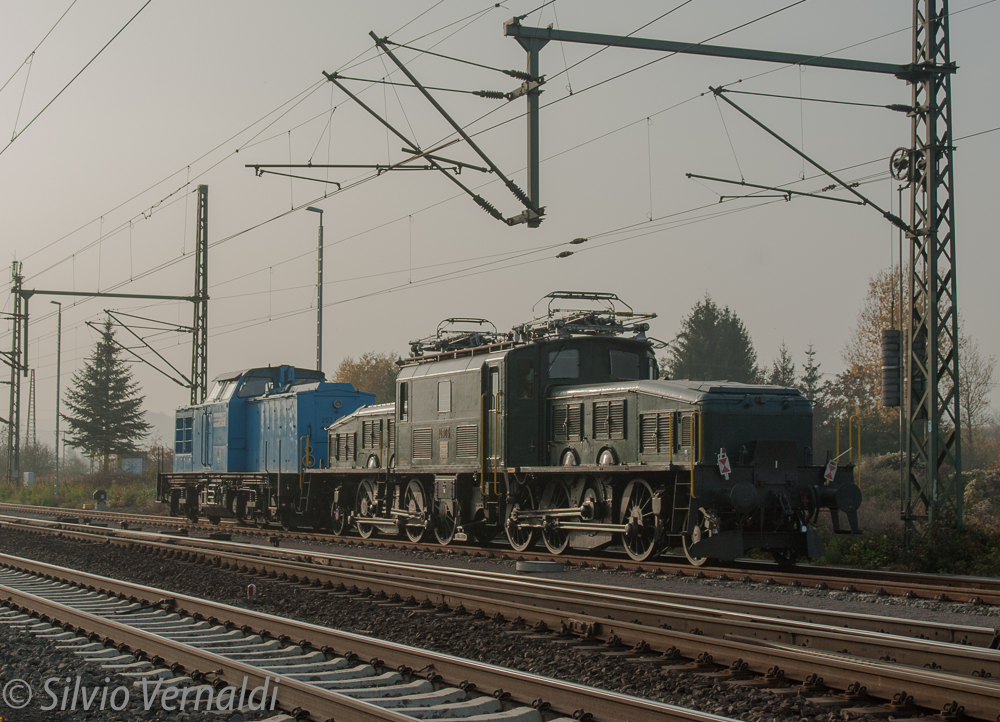 DLW 202 563-3 + SBB Historic Ce 6/8 III 14305 (91 85 46 01 305-6) als Prb 92114 von Seddin Srw M nach Meiningen, am 29.10.2015 in Naumburg Hbf. (Foto: Silvio Vernaldi)