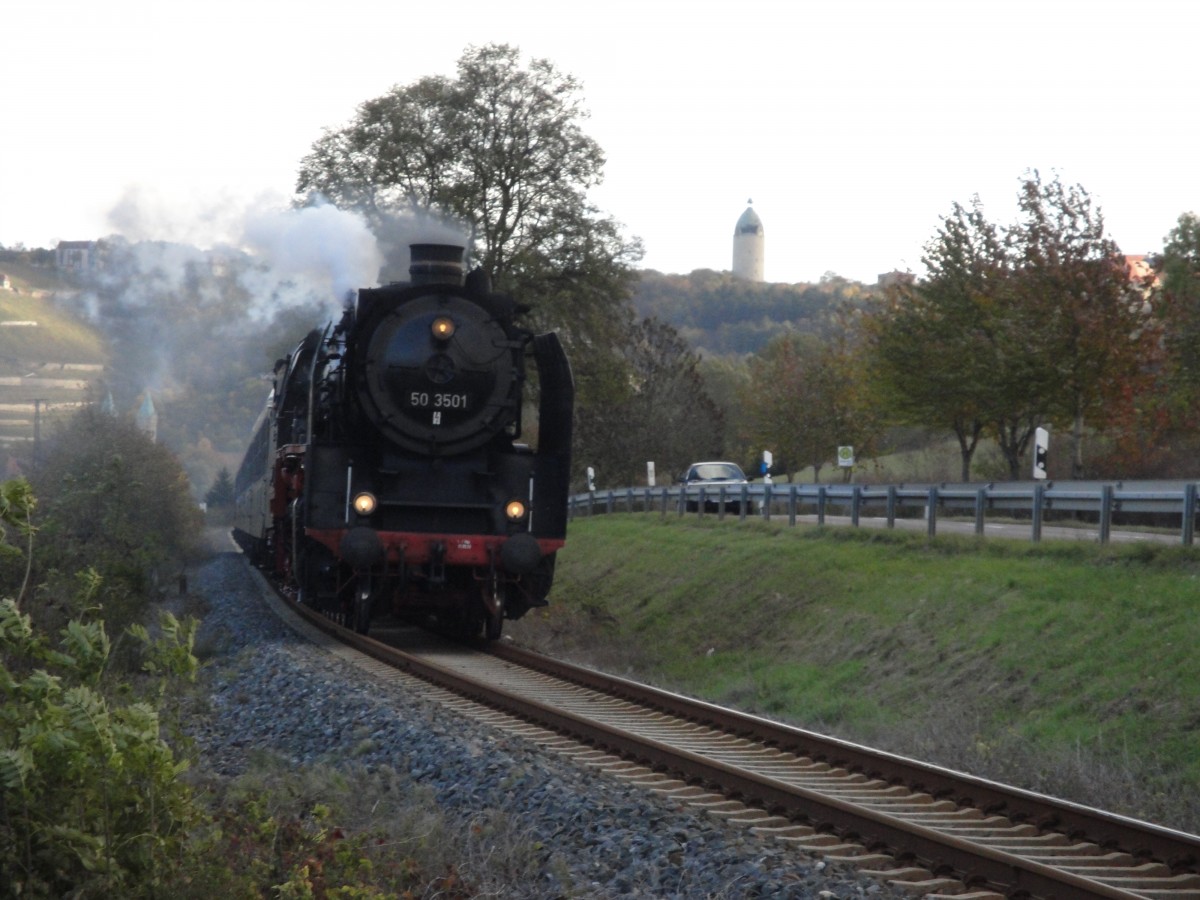 DLW 50 3501 mit dem Lr 74611 von Freyburg nach Karsdorf, am 24.10.2010 bei Balgst�dt. Dabei handelte es sich um den Leerpark vom  Rotk�ppchen-Express II  aus Eisenach. (Foto: Wolfgang Krolop)