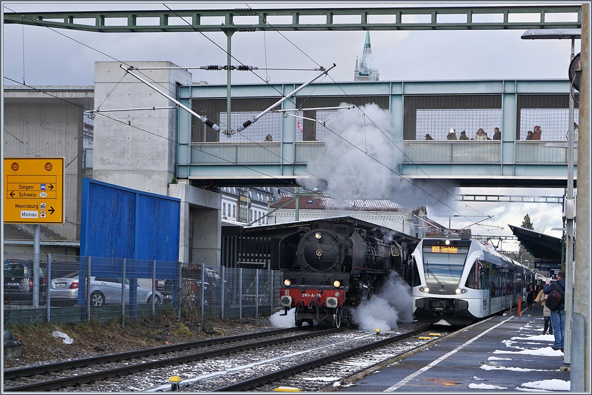 Doch das letzte Bild war nicht das letzte - es gibt noch ein Bonus Programm: Die SNCF 241-A-65 fährt mit ihrem Zug zur Abstellanlage.
Konstanz, den 9. Dez. 2017