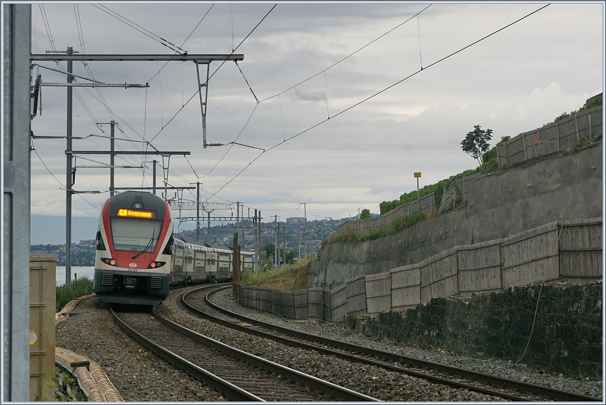 Doch der Nachschuss des RABe 511 019 zeigt, dass in Cully umfangreiche Bauarbeiten im Gang sind, welche dem Bahnhof von Cully ein ganz anders Gesicht geben werden. 

3. Aug. 2020