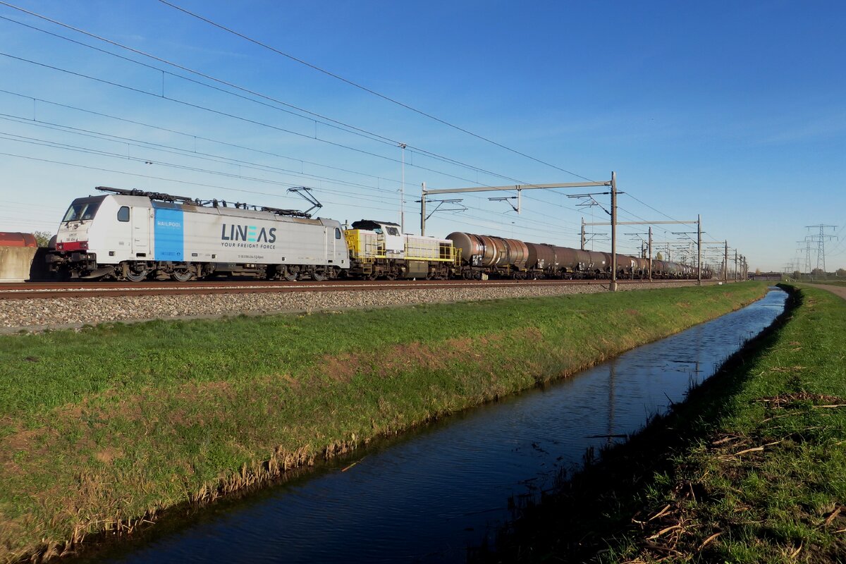 Doppelpack mit Lineas 186 454 und 7869 mit Kesselwagenzug beim durchfahren von Valburg CUP am 13 November 2022.