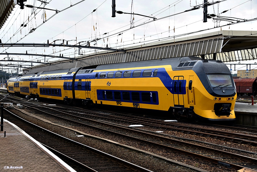 doppelstock-interrregiotriebwgen der reihe VIRM,stand im bahnhof venlo,20.09.16