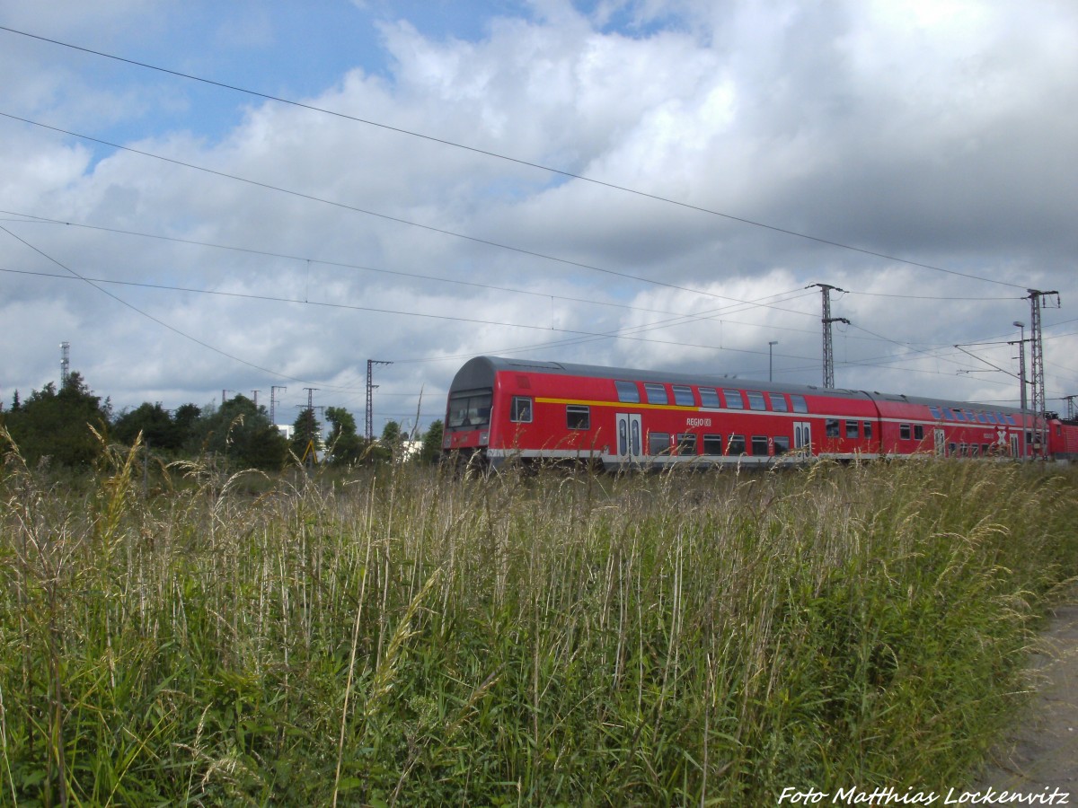 Doppelstockwagen und eine 143er in Richtung Neustrelitz Hbf am 16.6.14