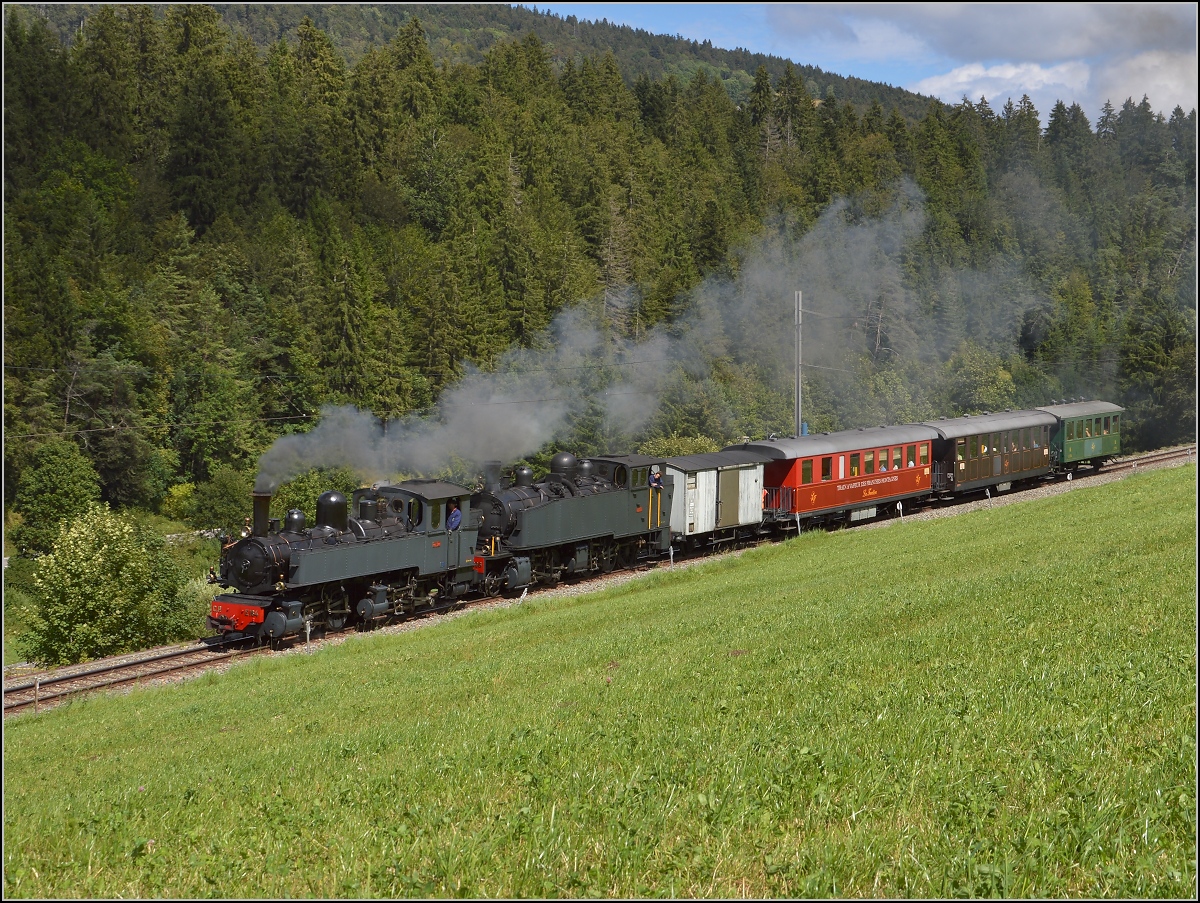 Doppeltraktionsfahrt von La Traction mit den portugiesischen Dampfloks G 2/3 + 3/3 E 206 und G 2x 2/2 E 164 im August 2016 bei Tramelan. 