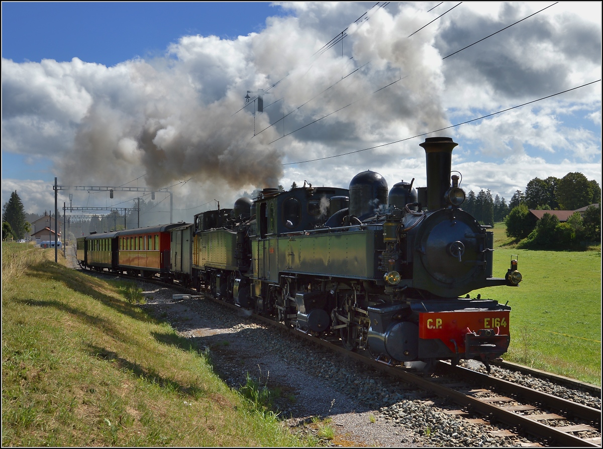 Doppeltraktionsfahrt von La Traction mit den portugiesischen Dampfloks G 2/3 + 3/3 E 206 und G 2x 2/2 E 164 im August 2016. Abfahrt des Zuges in Petit-Préjean. 