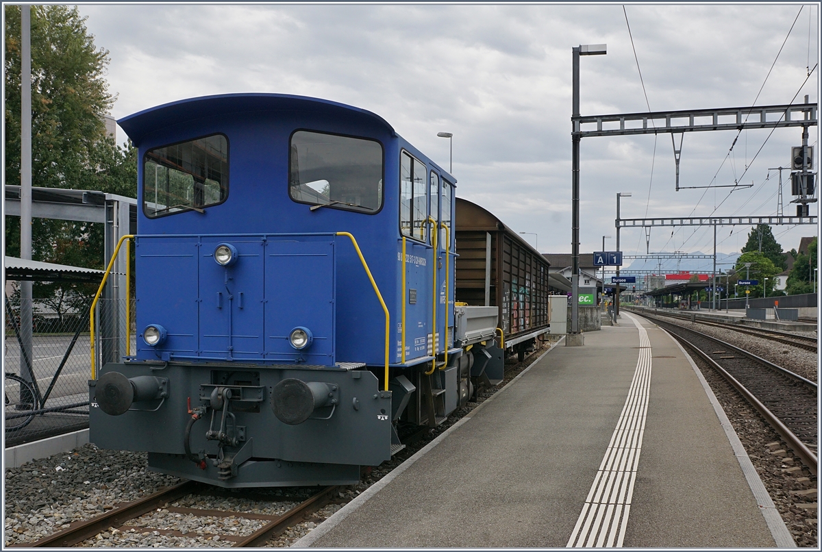 Dort, wo Peter Ackermann vor vielen Jahren in Sursee den ST Dampfzug nach Triengen fotografierte wurde das Gleis gekürzt und bietet nur noch wenig Platz; diesen nutzt die Tm 232 517-3 (UIC 98 85 5232 517-3 CH-WRSCH) mit einem Hbiss.
27. Aug. 2017
