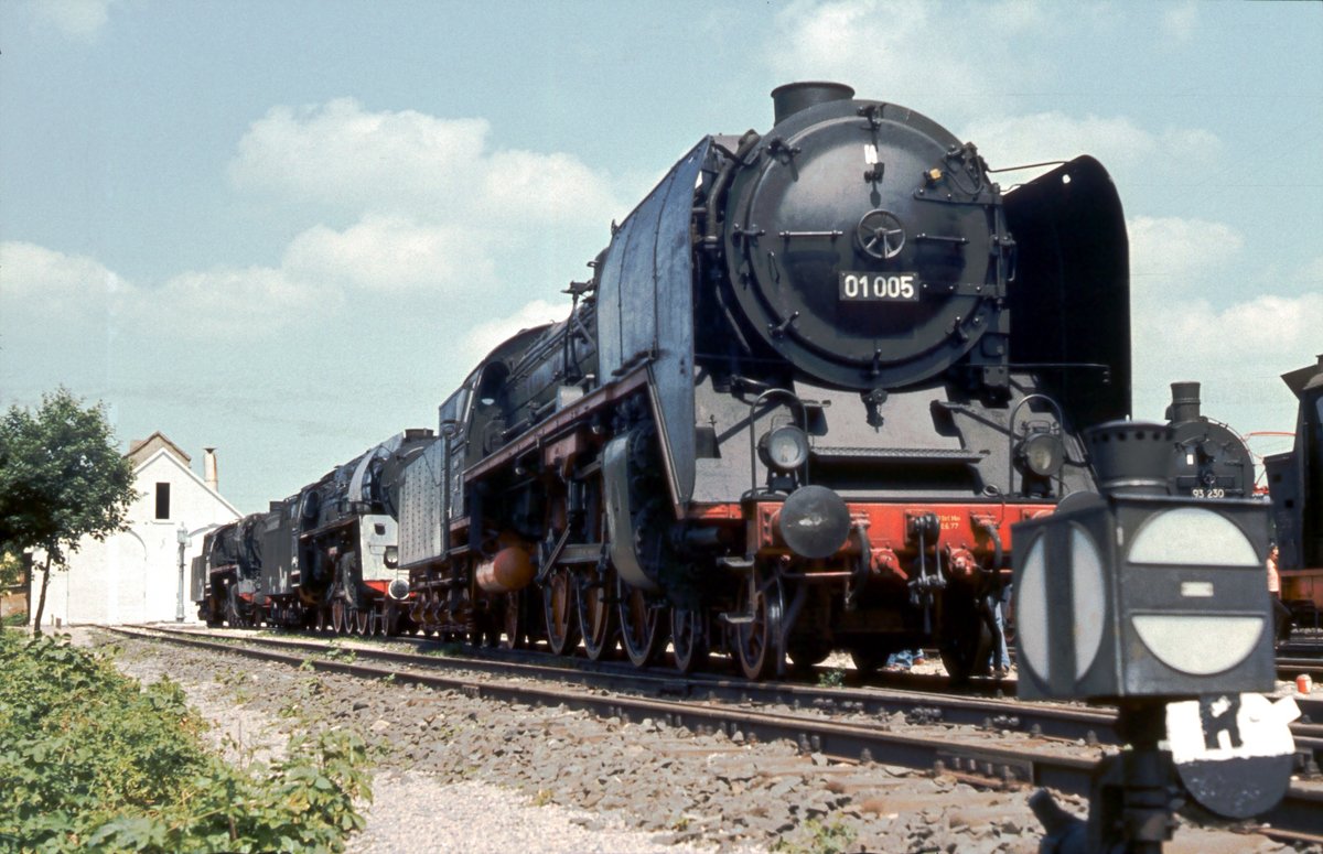 DR 01 005 während der Feier zu  100 Jahre Rbd Erfurt , am 09.06.1982 im Bahnhof Erfurt West. (Foto: Klaus Pollmächer)