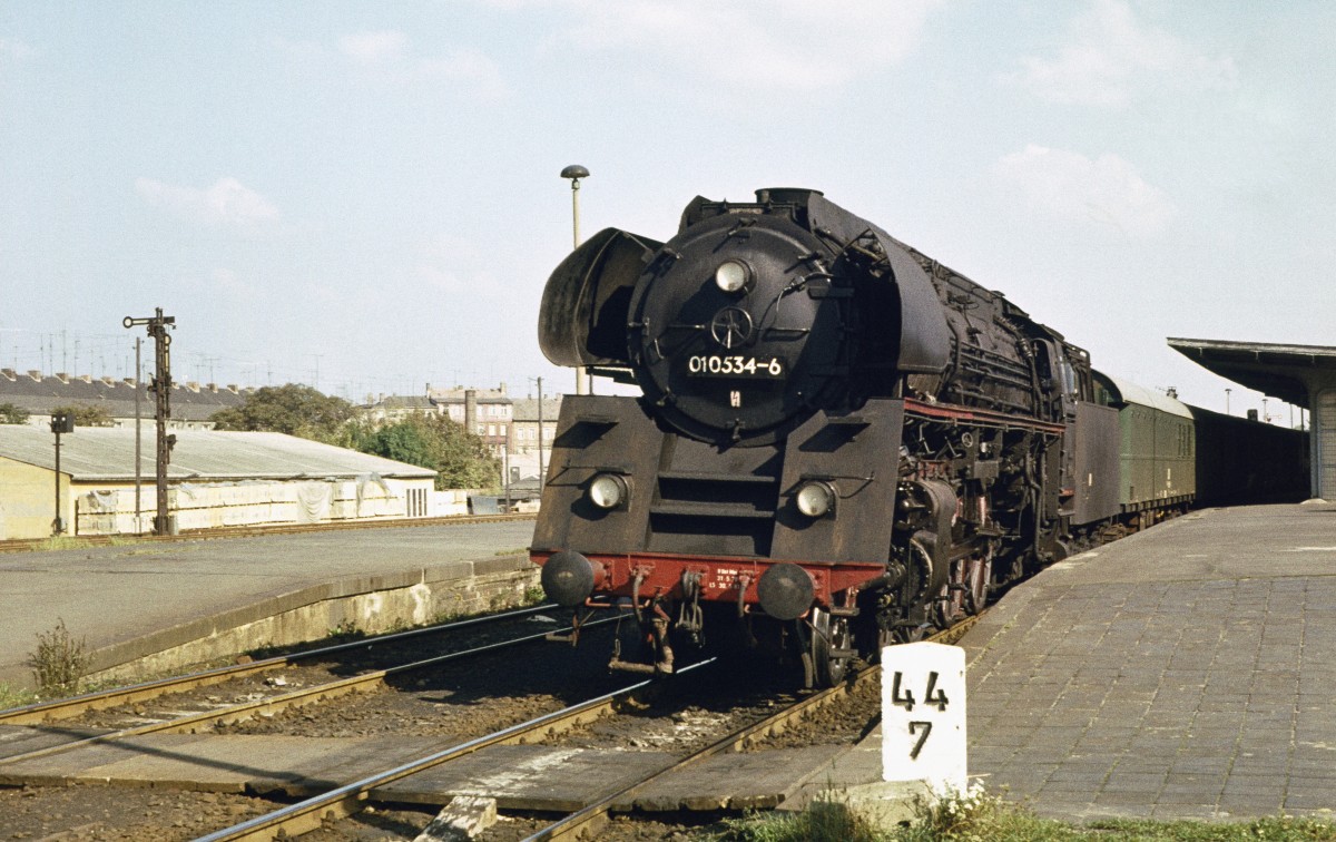 DR 01 0534-6 mit dem P 3024 von Leipzig Hbf nach Saalfeld, am 24.09.1981 beim Halt in Zeitz. (Foto: Ulrich George)