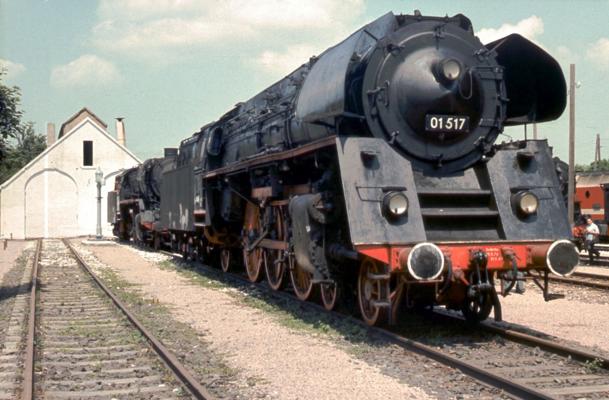 DR 01 517 w�hrend der 100. Jahr Feier der Rbd Erfurt, am 09.06.1982 in Erfurt West. (Foto: Klaus Pollm�cher)
