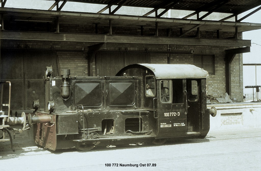 DR 100 772-3 im Juli 1989 im Anschluss der Getreidewirtschaft in Naumburg Ost. (Foto: Helmut Heiderich)