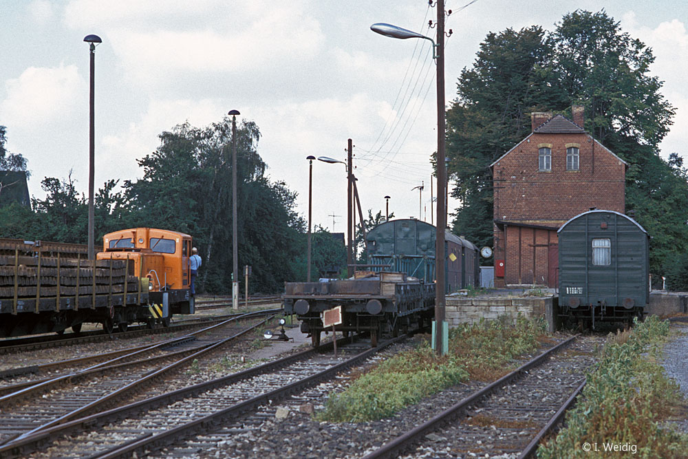 DR 101 520-5 rangiert im Sommer 1990 Bauzugwagen in St��en. (Foto: Ingmar Weidig)