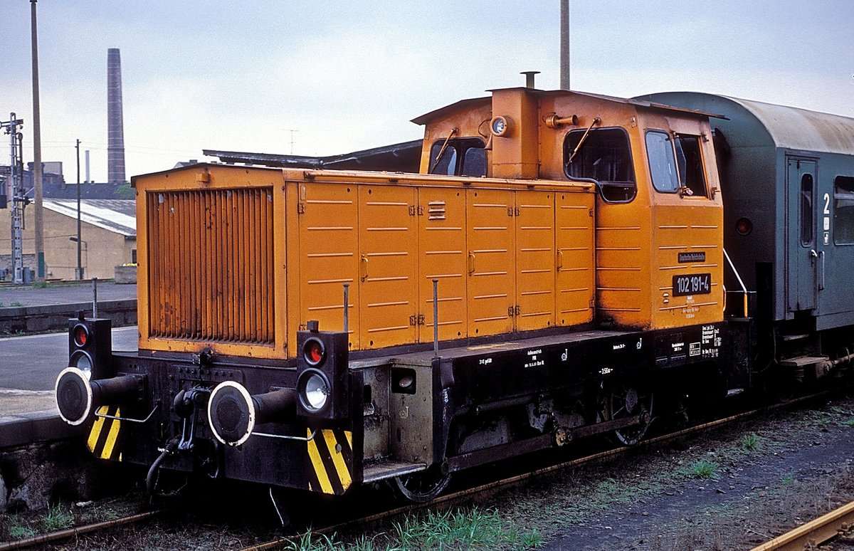 DR 102 191-4 am 12.05.1991 in Zeitz. (Foto: Werner Brutzer)