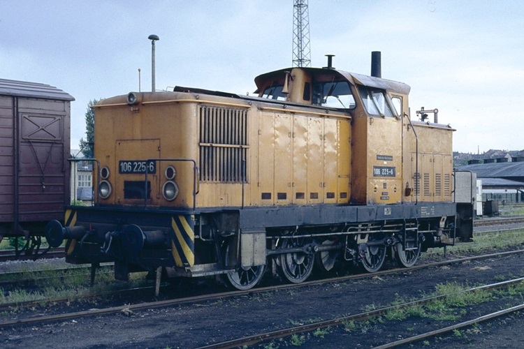 DR 106 225-6 am 19.06.1991 im Bf Zeitz. (Foto: Gerd Schlage)