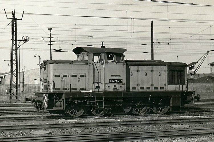 DR 106 244-7 im April 1980 in Naumburg Hbf. (Foto: Helmut Heiderich)