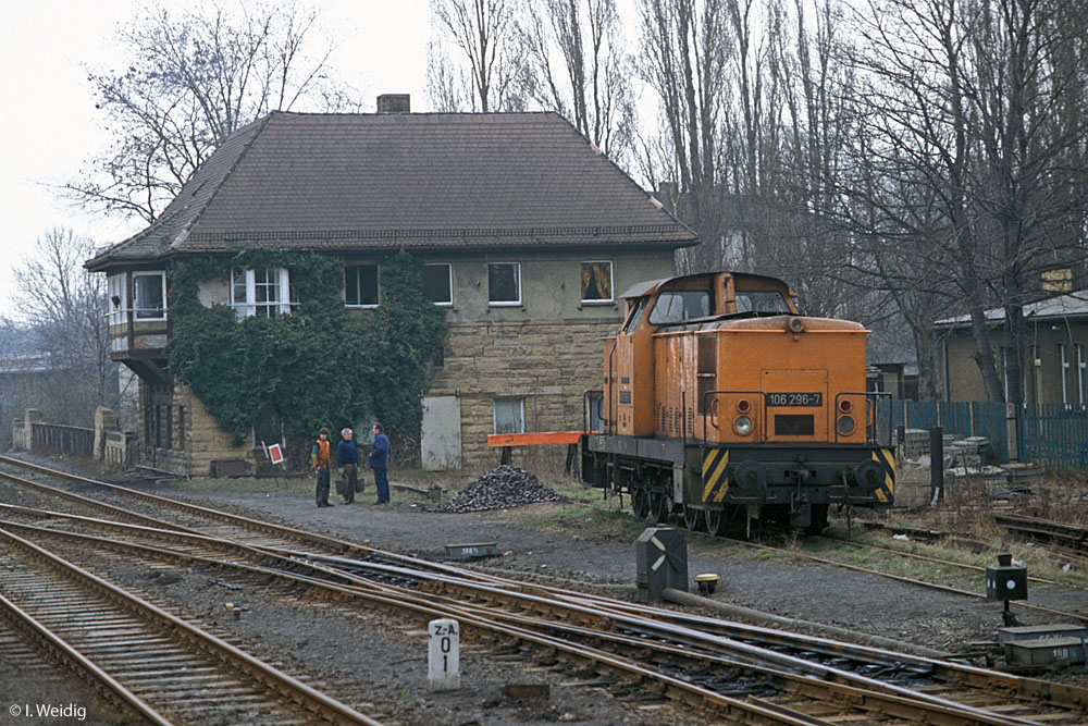 DR 106 296-7 am 19.03.1991 in Zeitz. (Foto: Ingmar Weidig)