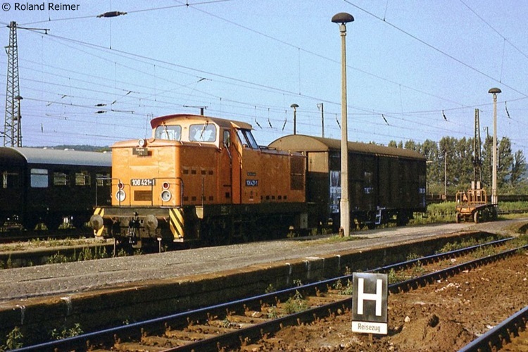 DR 106 421-1 im August 1987 beim rangieren in Naumburg Hbf. (Foto: Roland Reimer)