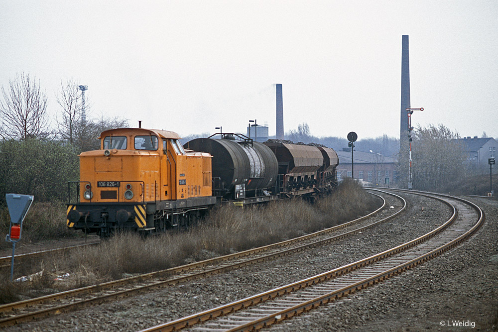 DR 106 826-1 mit einem G�terzug aus Richtung Deuben, am 19.03.1991 in Zeitz. (Foto: Ingmar Weidig)