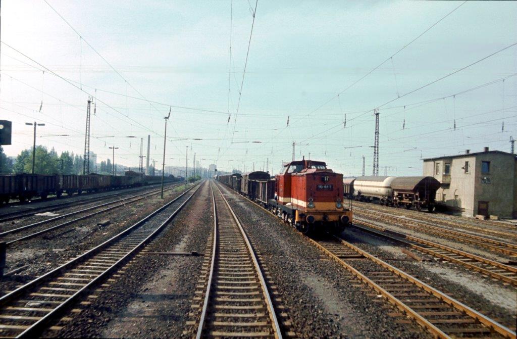 DR 110 161-7 am 08.05.1981 mit einem G�terzug in Halle Angersdorf. (Foto: Klaus Pollm�cher)