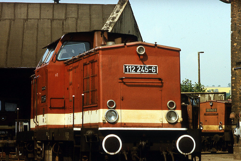 DR 112 245-6 am 31.05.1991 im Bw Naumburg. (Foto: Roland Reimer)