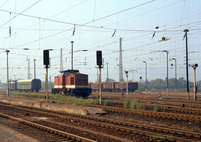 DR 112 268-9 im Oktober 1991 nach der Ankunft mit einem Personenzug aus Artern in Naumburg Hbf. (Foto: J�rg Berthold)