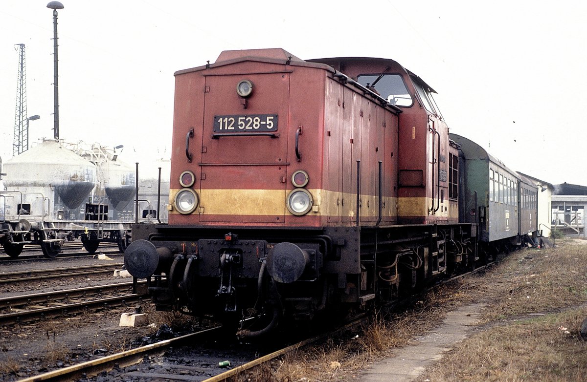 DR 112 528-5 am 03.12.1991 in Naumburg Hbf. (Foto: Hansjörg Brutzer)