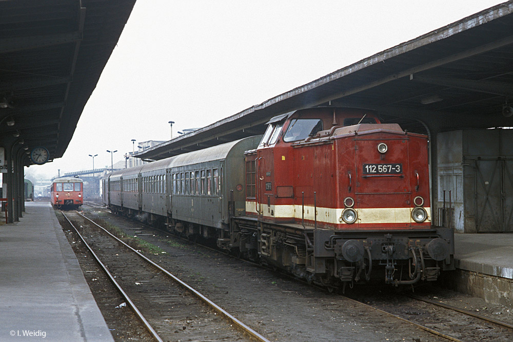 DR 112 567-3 mit dem P 15054 nach Gro�korbetha, am 19.03.1991 in Zeitz. (Foto: Ingmar Weidig)