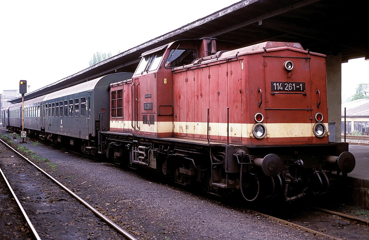 DR 114 261-1 am 12.05.1991 mit einem Personenzug in Zeitz. (Foto: Werner Brutzer)