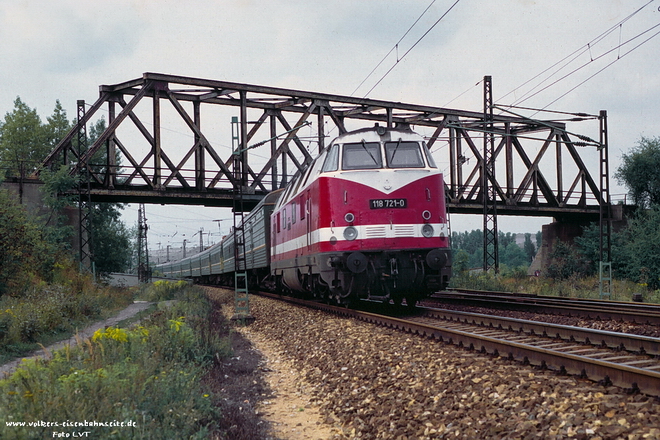 DR 118 721-0 mit dem  Russenzug  von Erfurt nach Brest, am 21.05.1991 in Naumburg Hbf. (Foto: Volker Thalh�user)