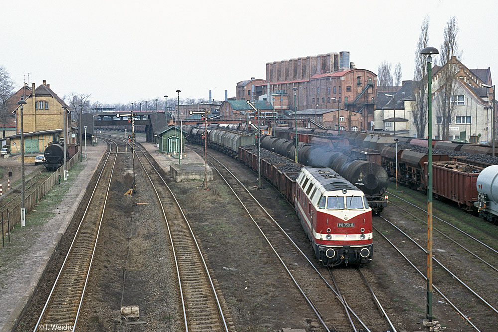 DR 118 759-0 mit einem Güterzug Richtung Zeitz, am 19.03.1991 in Deuben. (Foto: Ingmar Weidig)