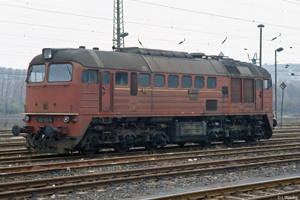 DR 120 137-5 am 22.03.1991 in Naumburg Hbf. (Foto: Ingmar Weidig)