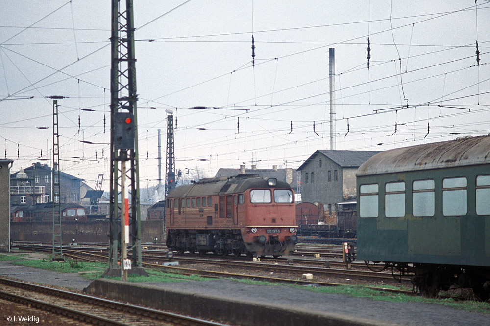 DR 120 137-5 am 22.03.1991 beim rangieren in Naumburg Hbf. (Foto: Ingmar Weidig)