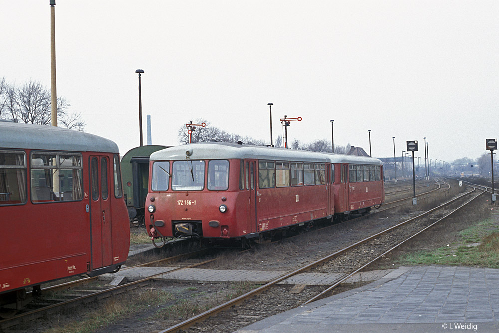 DR 172 166-1 am 19.03.1991 abgestellt in Zeitz. (Foto: Ingmar Weidig)