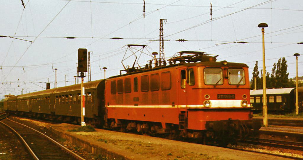 DR 211 069-0 mit einem Personenzug aus Richtung Lei�ling, am 22.05.1989 in Naumburg Hbf. (Foto: Markus Winter)