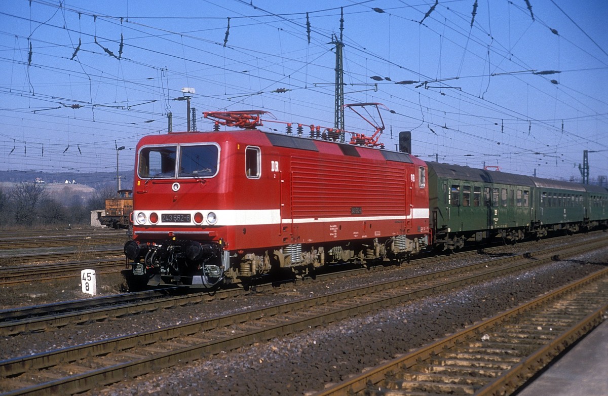 DR 243 562-6 mit einem Personenzug Richtung Bad K�sen, am 23.02.1990 bei der Ausfahrt in Naumburg Hbf. (Foto: Hansj�rg Brutzer)