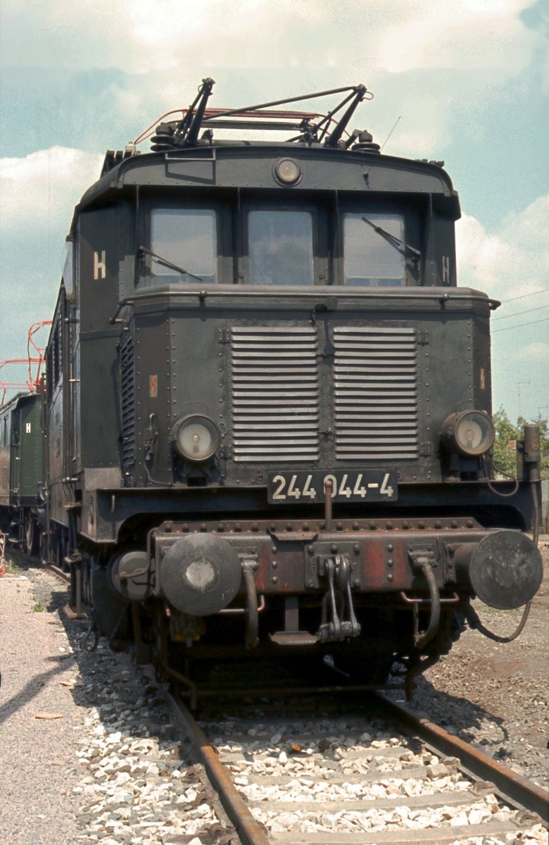 DR 244 044-4 w�hrend der Feier zu  100 Jahre Rbd Erfurt , am 09.06.1982 im Bahnhof Erfurt West. (Foto: Klaus Pollm�cher)