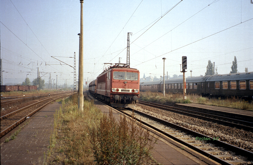 DR 250 136-9 mit einem G�terzug Richtung Bad K�sen, am 03.10.1991 in Naumburg Hbf. (Foto: J�rg Berthold)