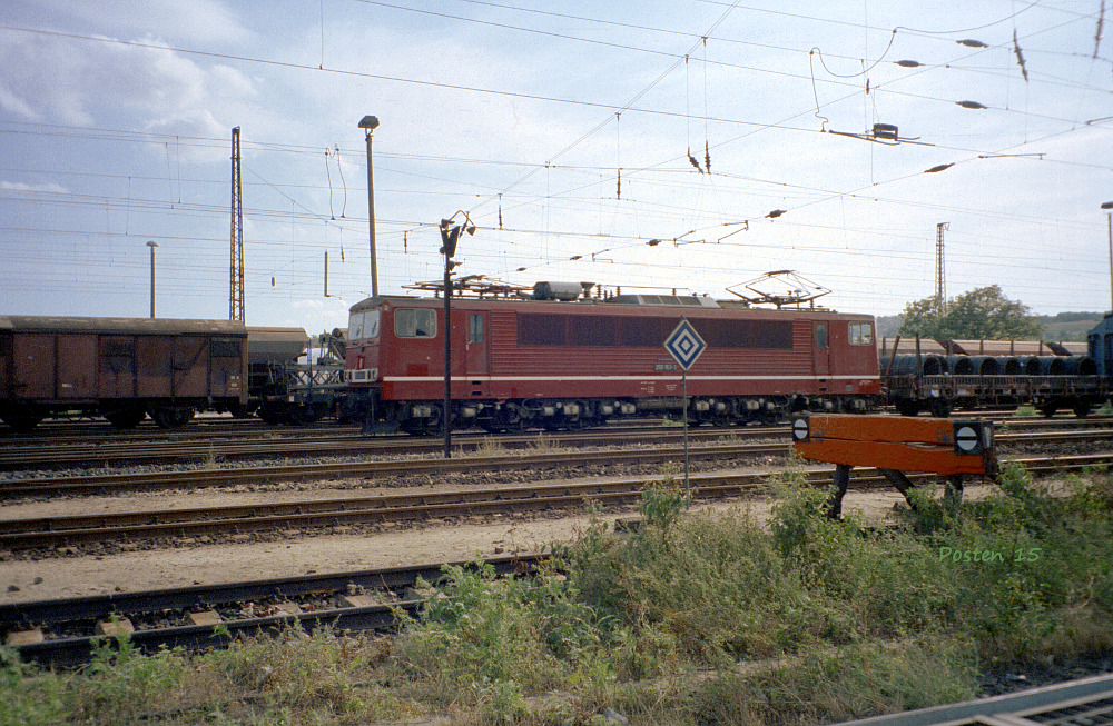 DR 250 163-9 mit einem Güterzug Richtung Weißenfels, am 03.10.1991 in Naumburg Hbf. (Foto: Jörg Berthold)