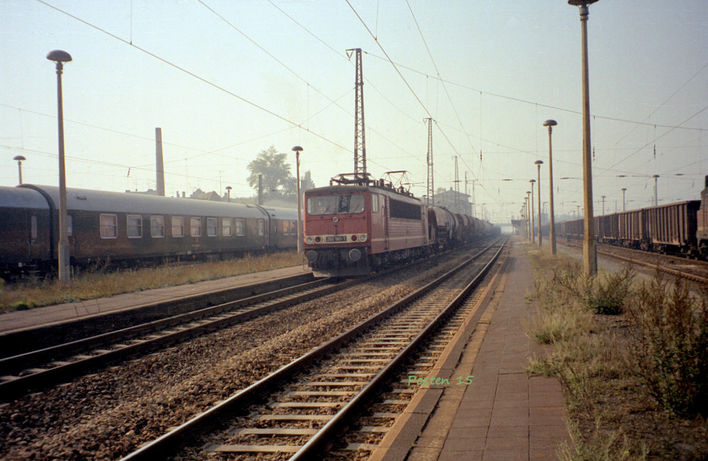DR 250 180-7 mit einem Güterzug Richtung Weißenfels, am 03.10.1991 in Naumburg Hbf. (Foto: Jörg Berthold)