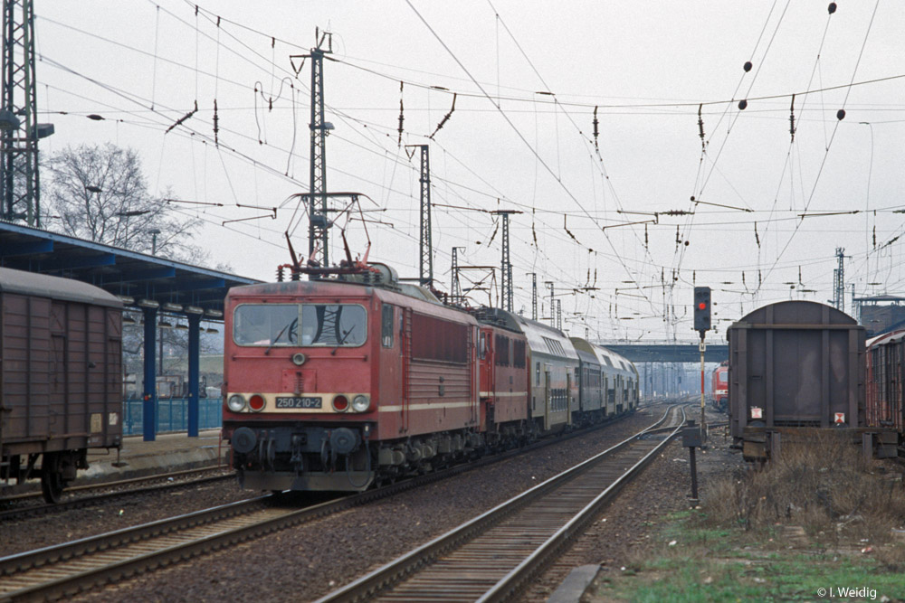 DR 250 210-2 + 242 157-6 mit dem P 3544 von Erfurt Hbf nach Halle (S) Hbf, am 22.03.1991 bei der Einfahrt in Naumburg (S) Hbf. (Foto: Ingmar Weidig)