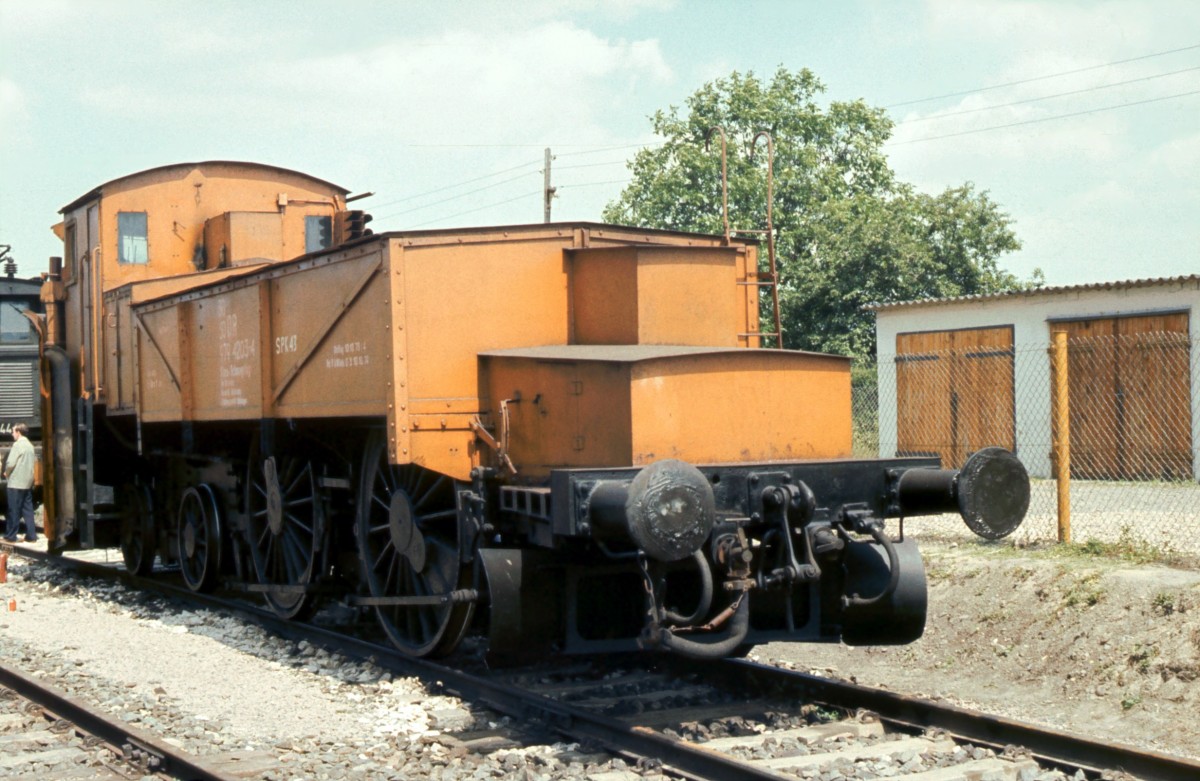 DR 30 50 979 4203-4 w�hrend der 100. Jahr Feier der Rbd Erfurt, am 09.06.1982 in Erfurt West. (Foto: Klaus Pollm�cher)