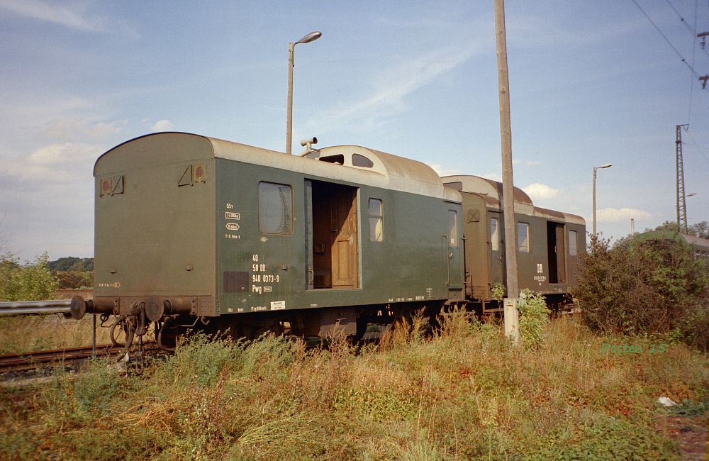 DR 40 50 940 0373-9 Pwg und ein weiterer Packwagen am 03.10.1991 im Bereich der damaligen Wagenwerkstatt in Naumburg. (Foto: J�rg Berthold)