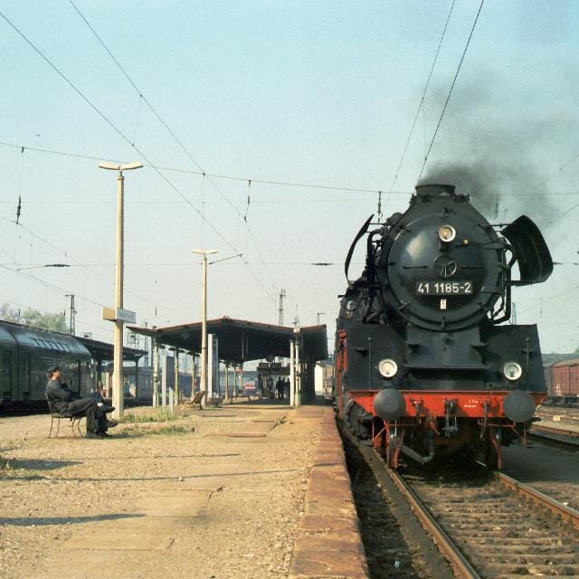 DR 41 1185-2 am 14.05.1994 auf Privatfotofahrt am Bahnsteig 5 in Naumburg (S) Hbf. Von Saalfeld ging es mit Doppelstockwagen nach Naumburg. Dort im Bw Wasser fassen mit Fotozeit und dann mit einer anderen Doppelstockeinheit weiter nach Halle (S). (Foto: Jörg Berthold)
