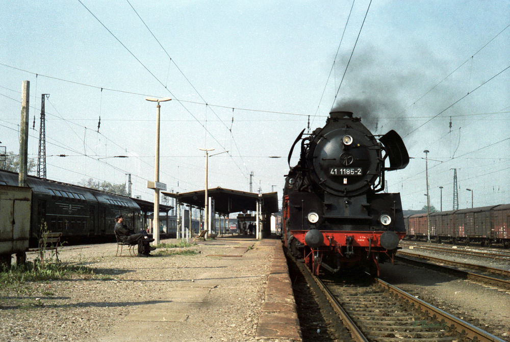 DR 41 1185-2 mit einem Personenzug nach Halle (S) Hbf, am 14.04.1994 auf Gleis 5 in Naumburg Hbf. (Foto: J�rg Berthold)