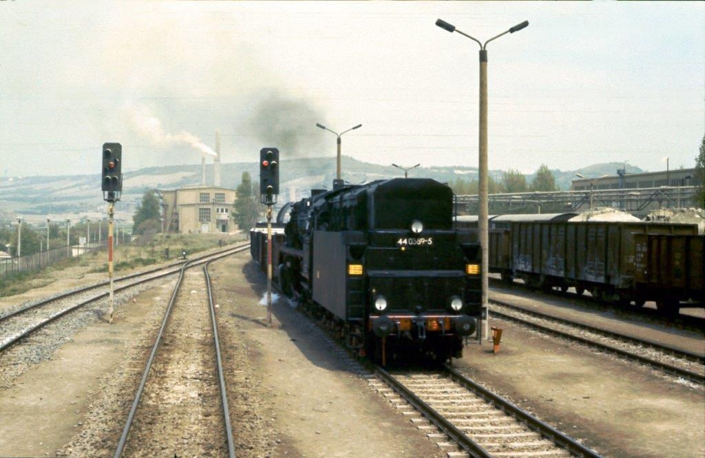DR 44 0389-5 mit einem Gipszug aus Rottlerberode auf der Fahrt zu Gleis 5 (W�st Zementwerk Karsdorf), am 08.05.1981 im Zementwerk Karsdorf. (Foto: Klaus Pollm�cher)