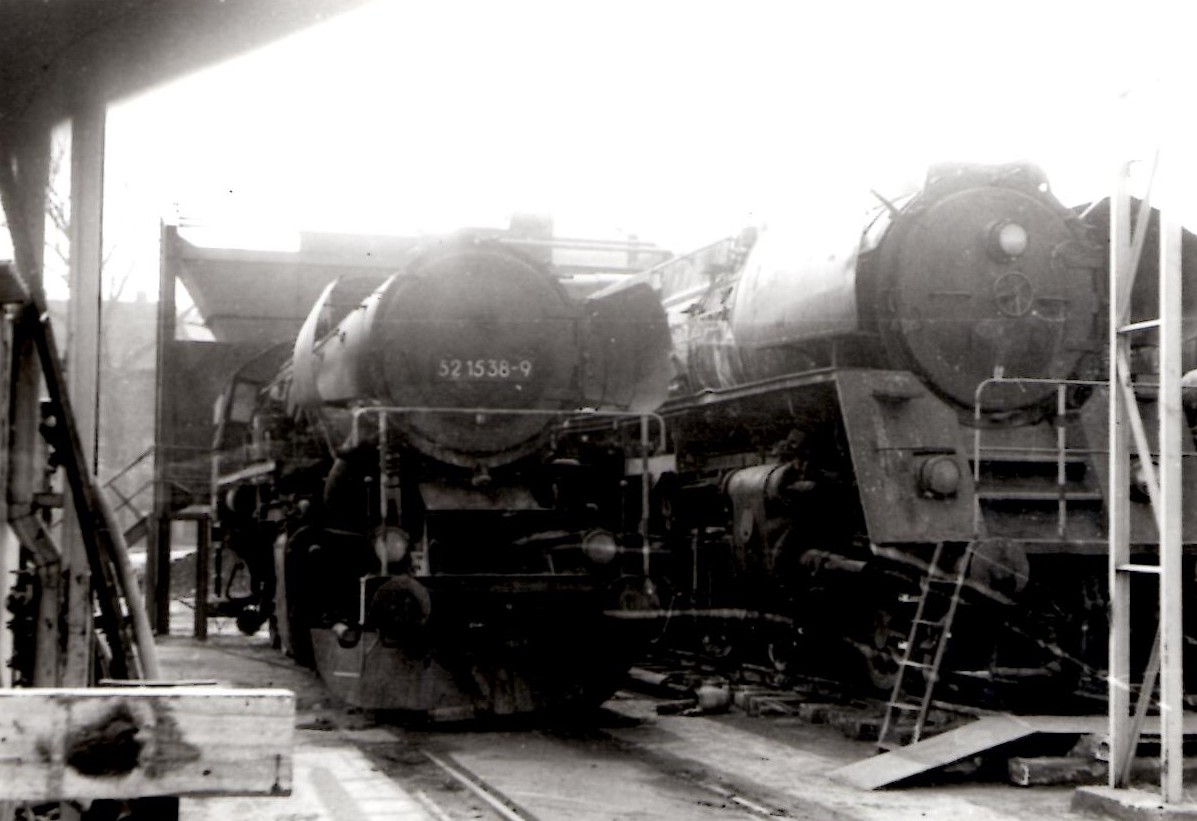 DR 52 1538 + 01 0534 am 18.03.1984 bei Zetti in Zeitz. (Foto: Steffen Hennig)