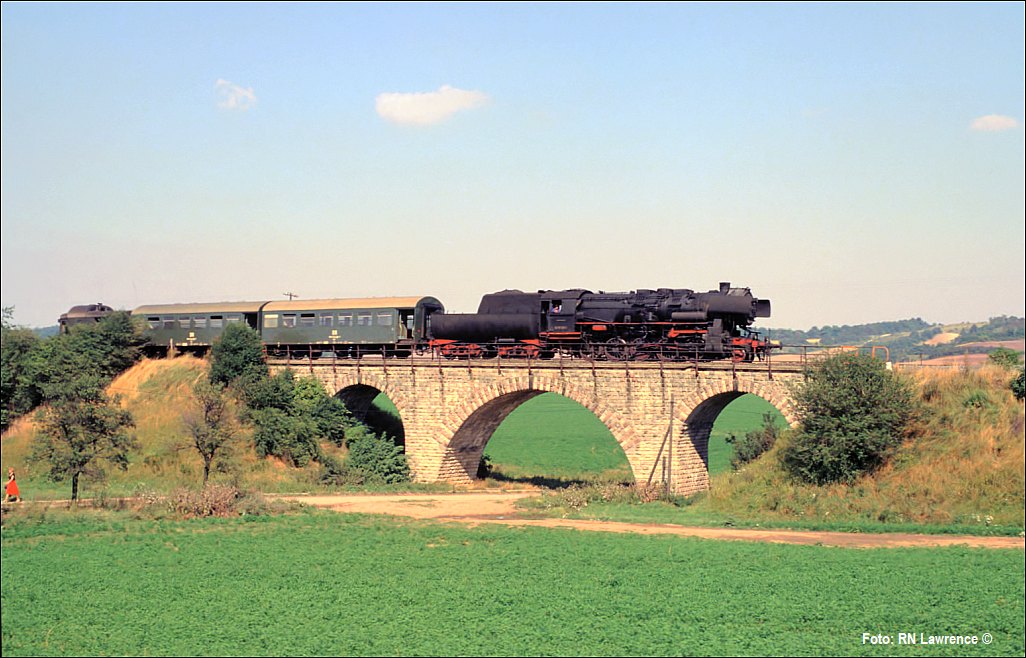 DR 52 8033-4 mit dem P 16555 von Querfurt nach Vitzenburg, am 02.09.1980 bei Grockstädt. (Foto: Dick Lawrence)