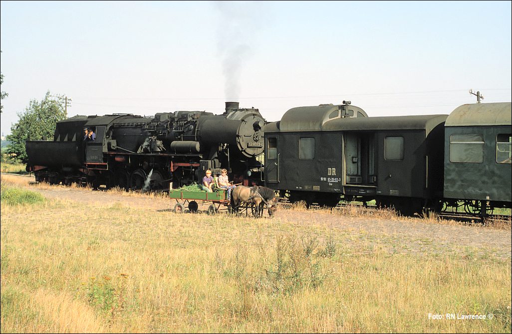 DR 52 8033-4 mit dem Gmp 68406 von Vitzenburg nach Querfurt, am 02.09.1980 beim Halt in Lodersleben. (Foto: Dick Lawrence)